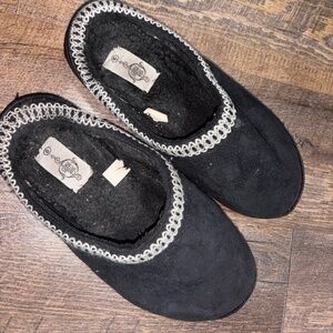 Black fuzzy slippers women’s size 8